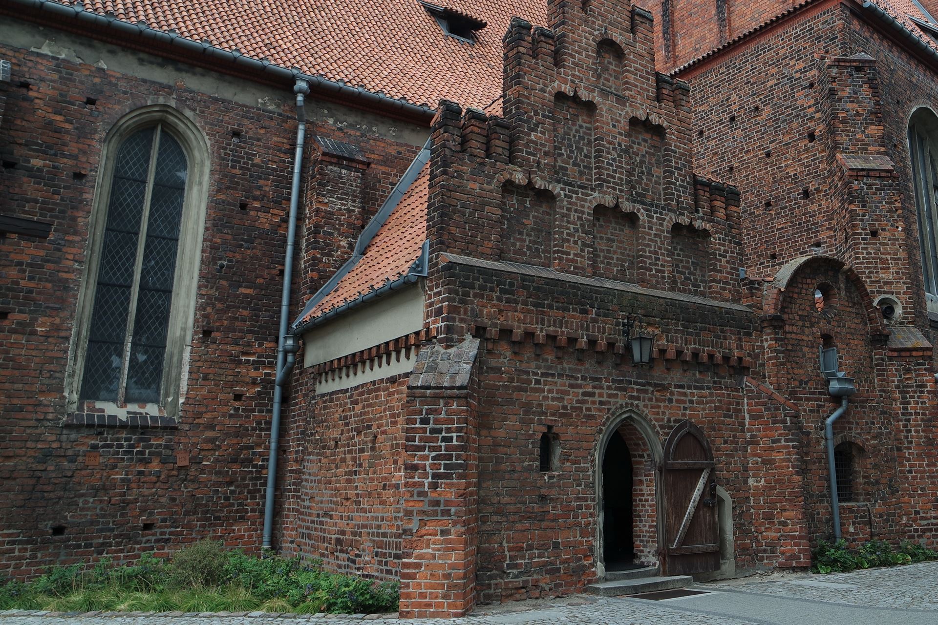 stary, ceglany kościół